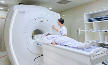 Đau lưng lan xuống chân là bệnh gì?