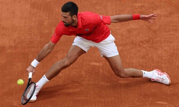 Djokovic vượt nỗi lo chấn thương ở Roland Garros