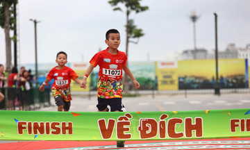 Hàng trăm phụ huynh dõi theo từng bước chạy của con tại Kun Marathon