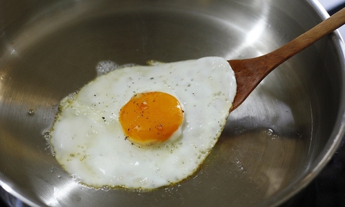 Mẹo chiên rán không bị sát chảo