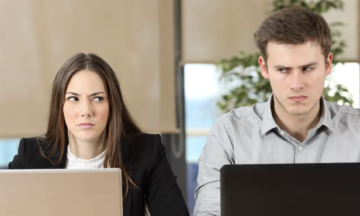 Kiện công ty cũ vì sếp 'hay thở dài'