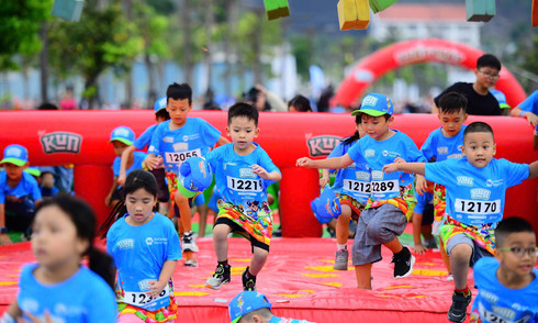 2.000 em nhỏ tham gia ngày hội thể thao bên vịnh di sản