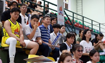 Vượt gần 2.000 km theo con vào Nam thi đấu bóng rổ