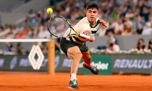 Alcaraz vào vòng bốn Roland Garros