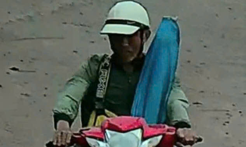 Cảnh sát truy tìm kẻ đâm 2 công an