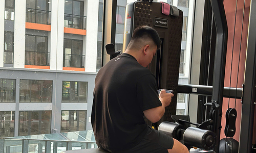 'Cắm mặt' vào điện thoại khi tập gym