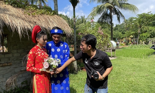 Chụp ảnh cưới miễn phí cho hàng nghìn công nhân nghèo