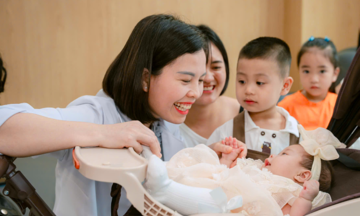 Cuộc hội ngộ của bác sĩ và những em bé được chữa bệnh từ bào thai