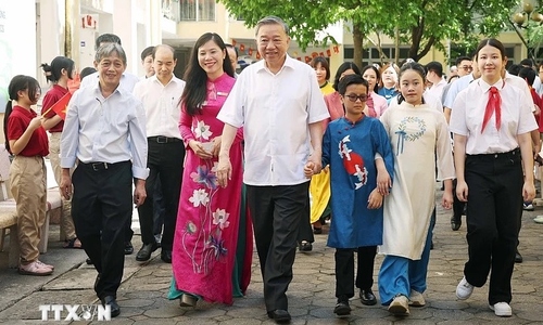 Tổng Bí thư Tô Lâm thăm học sinh trường Xã Đàn và Nguyễn Đình Chiểu