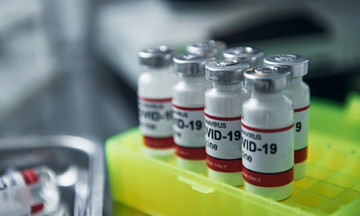 FDA chấp thuận vaccine Covid-19 mới của Moderna