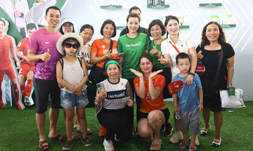 Runner vây kín tay vợt nữ số 1 Việt Nam tại VnExpress Marathon Hạ Long