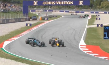 Verstappen bị phạt 10 giây vì húc đối thủ trên đường đua F1