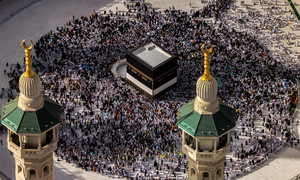 Người hành hương đổ tới Mecca dưới nắng nóng hơn 40 độ C