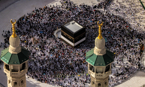 Người hành hương đổ tới Mecca dưới nắng nóng hơn 40 độ C