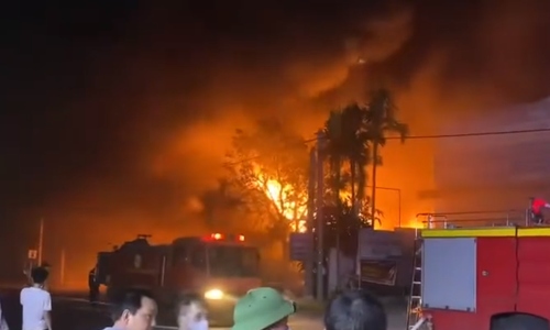 Cháy công ty nhựa ở Hải Dương, lửa lan rộng