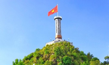 Cột cờ Lũng Cú dừng đón khách