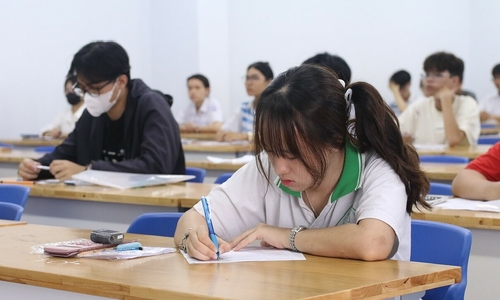 Thí sinh kêu mất 30 phút thi đánh giá năng lực vì giám thị