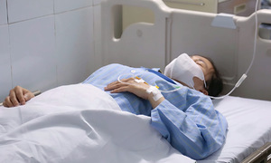 Nữ nhân viên y tế 'choáng, hoảng loạn' sau khi bị tấn công