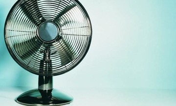 Dùng quạt điện trời nóng có hại không?