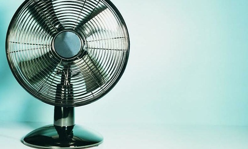 Dùng quạt điện trời nóng có hại không?