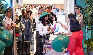 Đà Nẵng đón hơn 300 khách đầu tiên của Emirates bằng nón lá