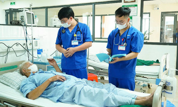 7 người nhập viện do nắng nóng, một ca nguy kịch