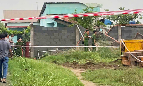 Tường rào sập đè chết hai bà cháu