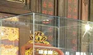 Lắp lồng kính bảo vệ ngai vàng vua Duy Tân
