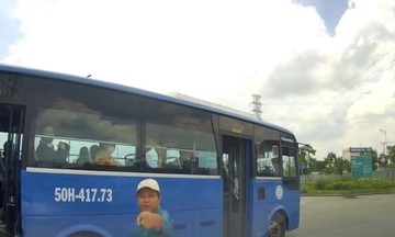 Tài xế xe buýt bị cho thôi việc do tạt đầu ôtô trên đường TP HCM