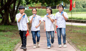 Vinamilk tặng gần 70.000 hộp sữa cho trẻ khó khăn dịp 1/6