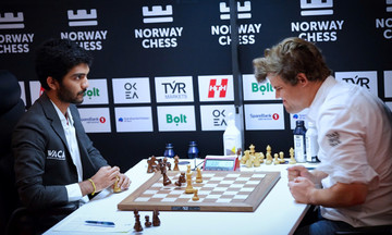 Carlsen xem xét giải nghệ sau khi thua Gukesh