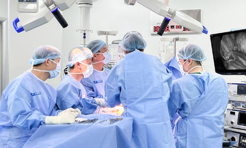 U ác tính to như quả cam trong phổi người đàn ông