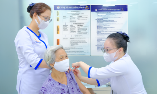 Người cao tuổi ngừa cúm bằng vaccine