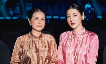 Phong cách đồng điệu của á hậu Tú Anh và mẹ