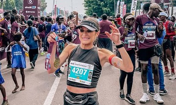 Bà mẹ 8 con mất chức vô địch marathon gây tranh cãi