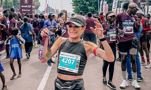Bà mẹ 8 con mất chức vô địch marathon gây tranh cãi