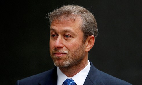 Anh dọa kiện tỷ phú Abramovich vì bất đồng về tiền bán Chelsea