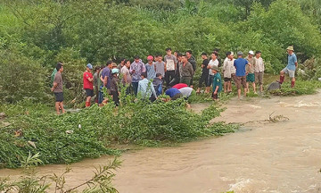Hai người bị lũ cuốn