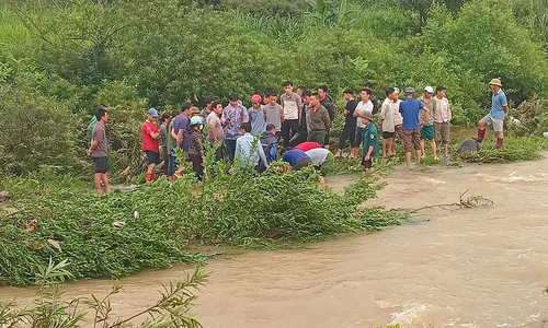 Hai người bị lũ cuốn