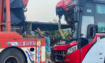 Xe khách va chạm ôtô tải đang lùi, một người tử vong