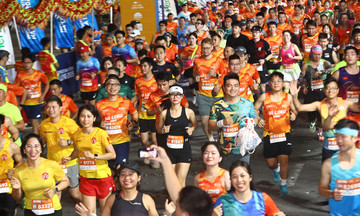Không khí lễ hội trên đường đua VnExpress Marathon Hạ Long