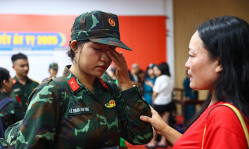 Chiến sĩ bịn rịn trước giờ ra Bắc diễu binh dịp Quốc khánh