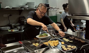 Ba hàng 'bít tết kiểu ta' phục vụ nhiều thế hệ khách Hà Nội