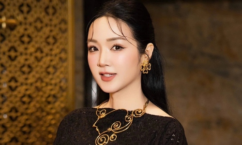Giáng My dát phụ kiện hàng hiệu dự tiệc