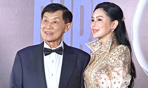 Vợ chồng doanh nhân Thủy Tiên, Johnathan Hạnh Nguyễn xem thời trang cùng dàn sao