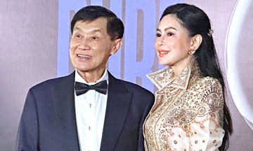 Vợ chồng doanh nhân Thủy Tiên, Johnathan Hạnh Nguyễn xem thời trang cùng dàn sao