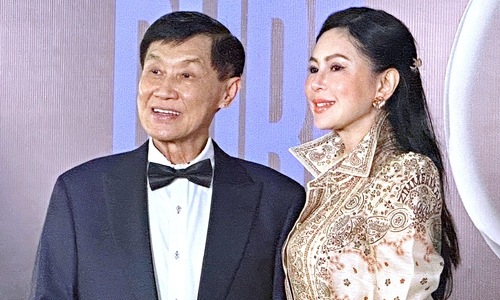 Vợ chồng doanh nhân Thủy Tiên, Johnathan Hạnh Nguyễn xem thời trang cùng dàn sao