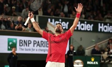 Djokovic thắng ngược Zverev ở tứ kết Roland Garros