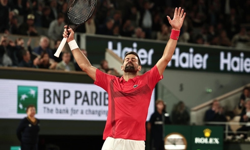 Djokovic thắng ngược Zverev ở tứ kết Roland Garros