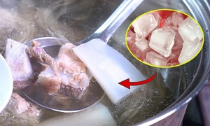 Công dụng bất ngờ khi cho đá lạnh vào nước hầm xương